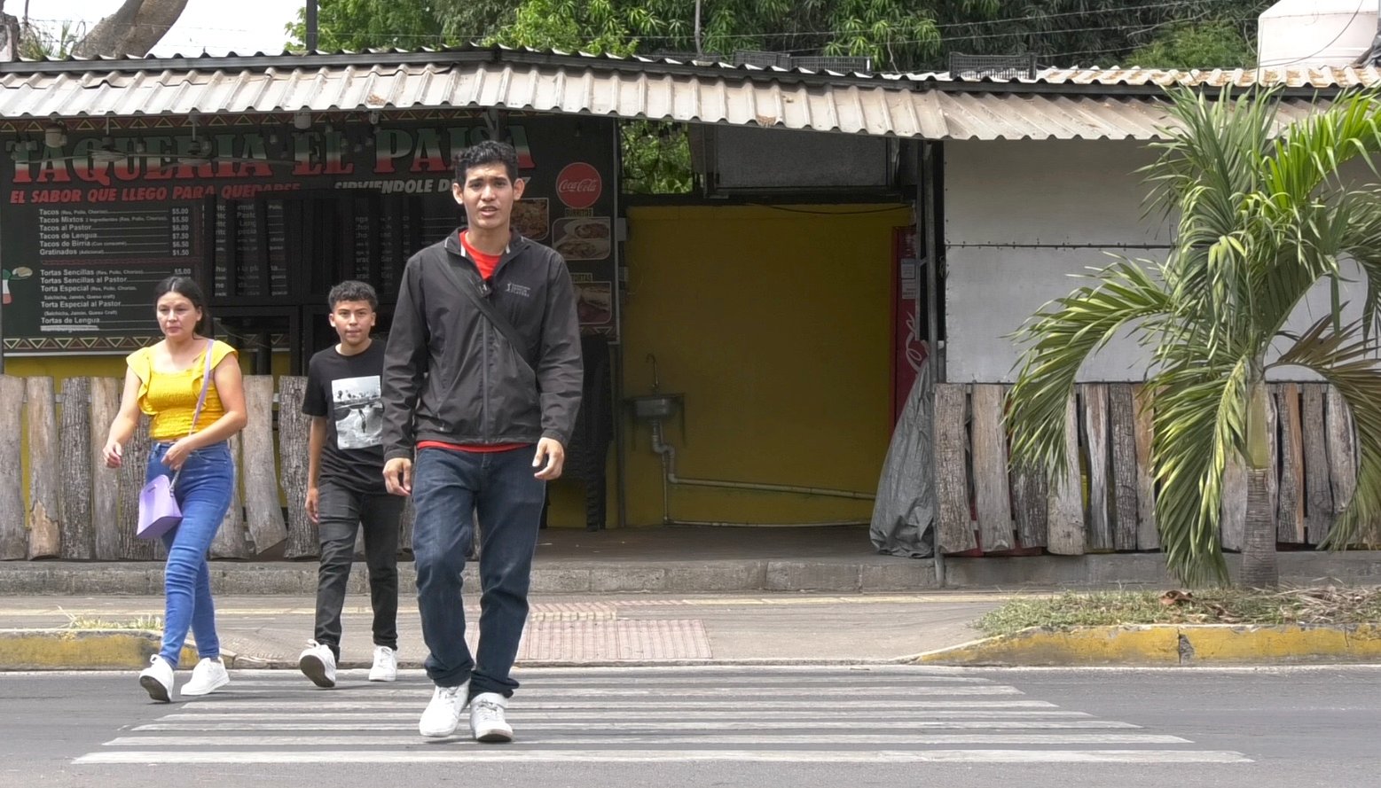 Un licenciado en trabajo social empleado de camarero en un hotel.