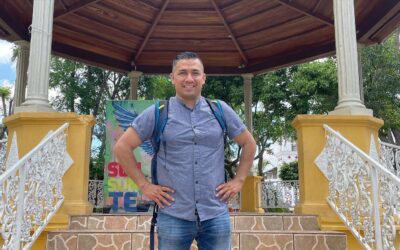 Periodista migrante salvadoreño publica libro en USA.