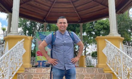Periodista migrante salvadoreño publica libro en USA.