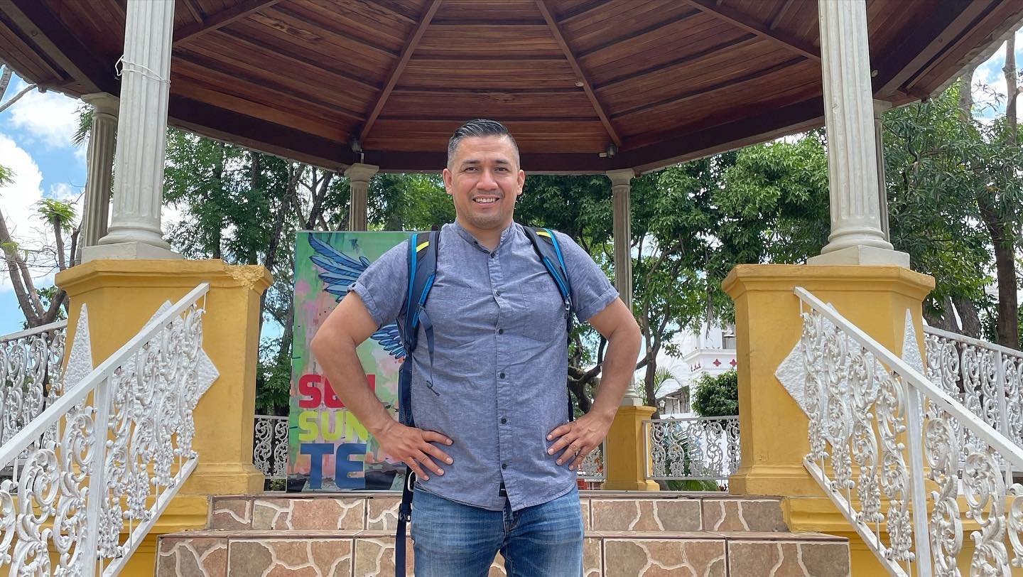 Periodista migrante salvadoreño publica libro en USA.
