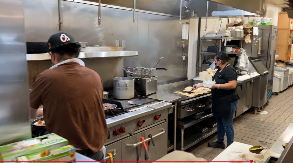 Pupusas con pasaporte salvadoreño.