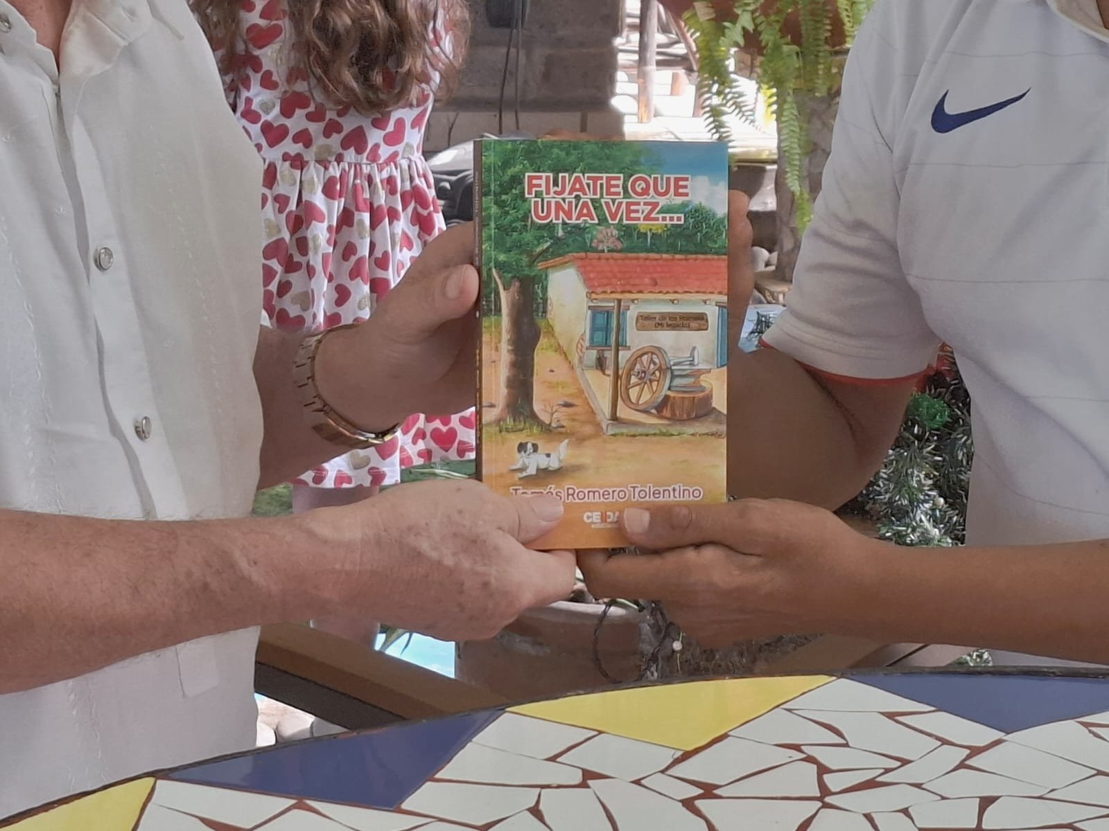 Tomás Romero Tolentino presentó “Fíjate que una vez…” en Santa Tecla