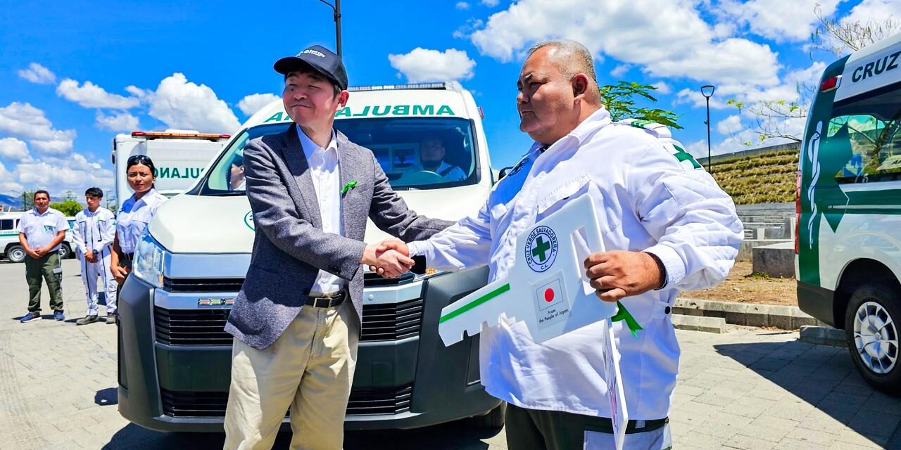 Japón entrega ambulancia a Cruz Verde Salvadoreña