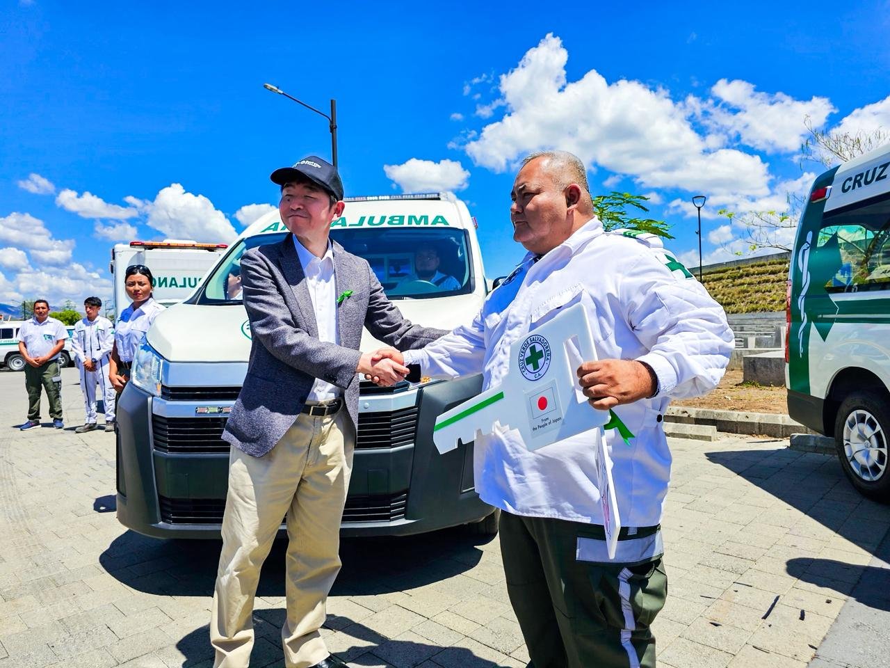 Japón entrega ambulancia a Cruz Verde Salvadoreña
